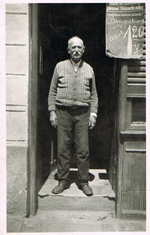 Jakub Ohrenstein ped svm obchodem ve Zrui nad Szavou, 1928